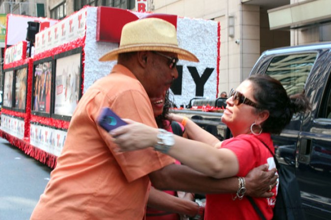 Llenos de alegría y a ritmo de tambor, güira y guitarra, los dominicanos hicieron tronar a la Gran Manzana en su desfile de Manhattan 2013.