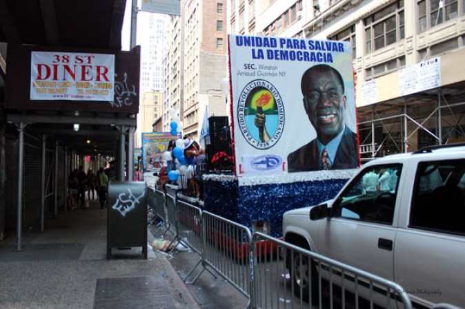 Llenos de alegría y a ritmo de tambor, güira y guitarra, los dominicanos hicieron tronar a la Gran Manzana en su desfile de Manhattan 2013.