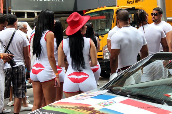 Llenos de alegría y a ritmo de tambor, güira y guitarra, los dominicanos hicieron tronar a la Gran Manzana en su desfile de Manhattan 2013.