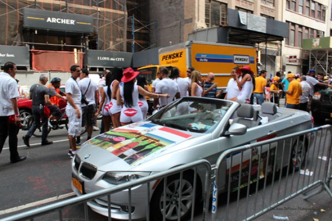 Llenos de alegría y a ritmo de tambor, güira y guitarra, los dominicanos hicieron tronar a la Gran Manzana en su desfile de Manhattan 2013.