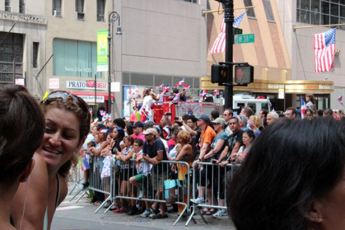 Llenos de alegría y a ritmo de tambor, güira y guitarra, los dominicanos hicieron tronar a la Gran Manzana en su desfile de Manhattan 2013.