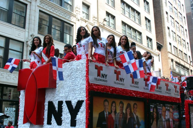 Llenos de alegría y a ritmo de tambor, güira y guitarra, los dominicanos hicieron tronar a la Gran Manzana en su desfile de Manhattan 2013.
