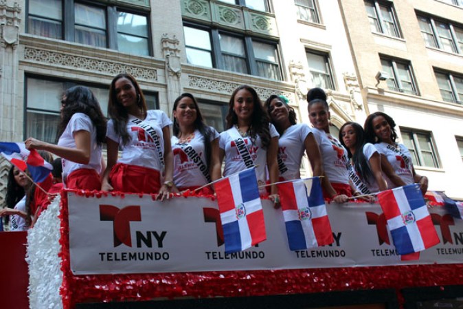 Llenos de alegría y a ritmo de tambor, güira y guitarra, los dominicanos hicieron tronar a la Gran Manzana en su desfile de Manhattan 2013.
