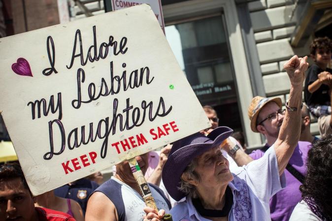 Miles de manifestantes se dieron cita a Nueva York, para celebrar el Desfile del Orgullo Gay, que se celebra todos los años la lujosa Quinta Avenida de Manhattan.