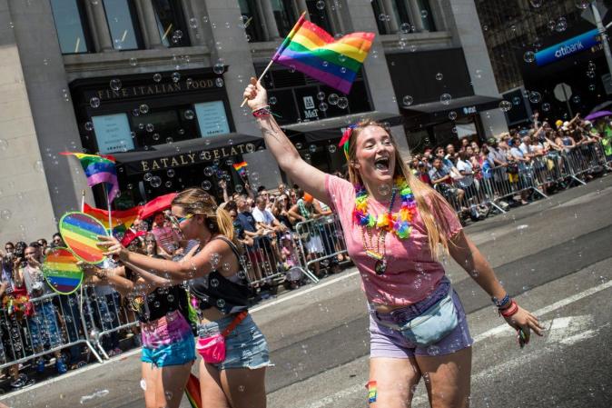 Miles de manifestantes se dieron cita a Nueva York, para celebrar el Desfile del Orgullo Gay, que se celebra todos los años la lujosa Quinta Avenida de Manhattan.