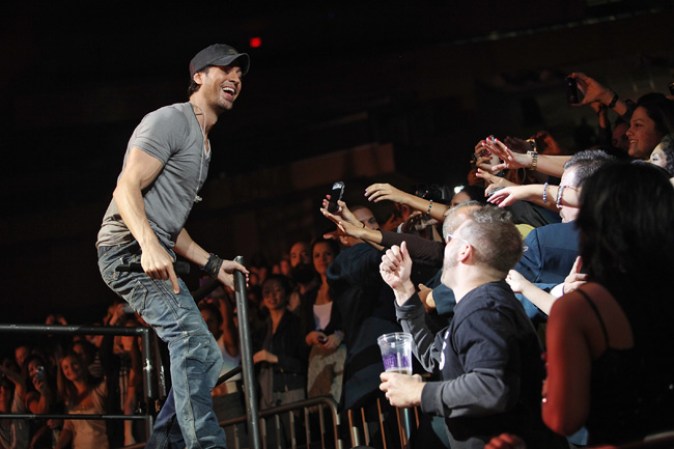 Enrique Iglesias, es finalista en la categoría de Artista Social del Año y en otras seis con su canción "Loco".