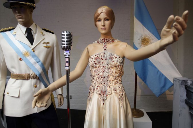 Este traje, que formó part ede la película de Madonna "Evita", se exhibió en Londres como parte de su colección de icónicos vestidos.