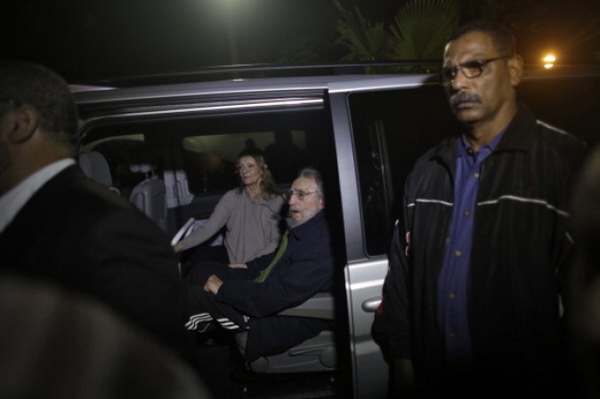 HAVANA, CUBA - JANUARY 08: Fidel Castro, Cuba's former President and revolutionary leader, arrives in a van next to his wife Dalia Soto de Valle during a rare public appearance to attend the inauguration of an art gallery on January 8, 2014 in Havana, Cuba. Castro, who ceded power to his brother Raul Castro in 2008 after falling ill in 2006, has last been seen in public in February 2013 at a National Assembly meeting. The gallery Castro visited is run by Cuban artist Alexis Leyva, aka Kcho. (Photo by Sven Creutzmann/Mambo Photo/Getty Images)