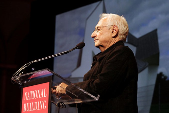 Frank Gehry nació en Canadá en 1929 y es uno de los arquitectos más importantes de todos los tiempos; el mismo, fue recientemente galardonado con el Premio Príncipe de Asturias de las Artes. He aquí algunas de sus majestuosas obras.