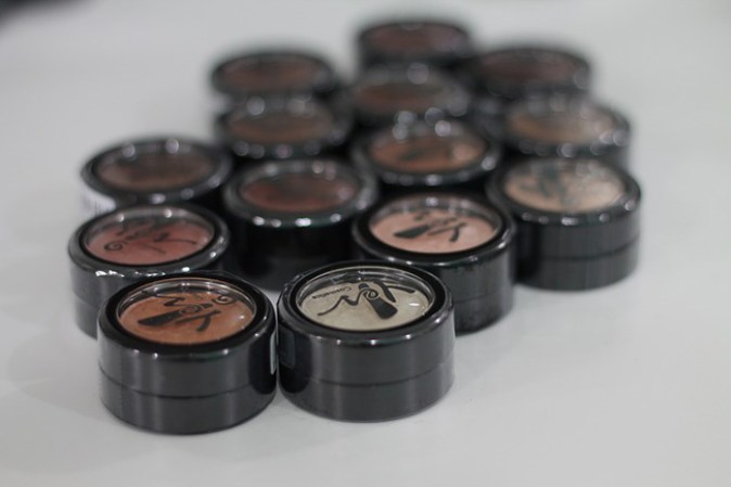 Hay marcas de maquillaje que son excelentes y solo tendrás que gastar 10 dólares en un base y no $50 por la misma calidad pero con un nombre reconocido en el empaque.
