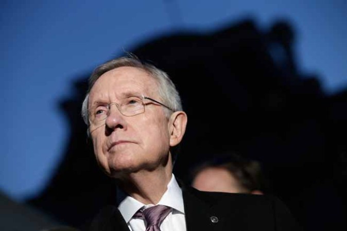 Harry Reid fue primero elegido al senado de los estados Unidos en 1986, y posteriormente fue reelegido en los años 1992, 1998, 2004 y en el 2010. El Senador Reid ha sido el miembro del partido demócrata con más alto rango en varios comités y subcomités importantes durante su tiempo en el senado.