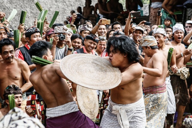 TENGANAN, KARANGASEM, BALI Ceremonia 'Usabha Sambah', para demostrar respeto al Dios Indra.