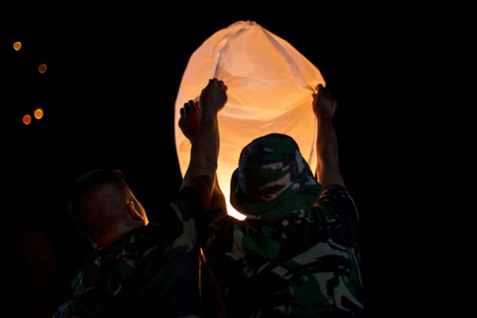 Un total de 2014 faroles fueron lanzadas por militares en la isla de Bintan en Indonesia.