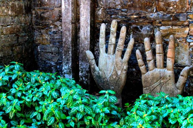 Unas manos de piedra dan la bienvenida al mundo mágico de Edward James.