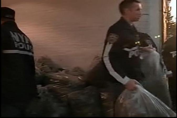 Agentes incautan cientos de bolsas de droga halladas en un apartamento de cinco pisos del Bronx.