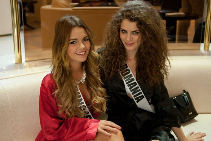 Rebeka Karpati, Miss Hungría 2013 junto a Miss Rumania 2013