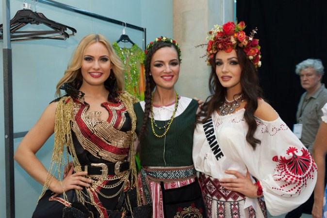 Anne Julia Hagen, Miss Alemania; Simona Burbaite, Miss Lituania; y Olga Storozhenko, Miss Ucrania