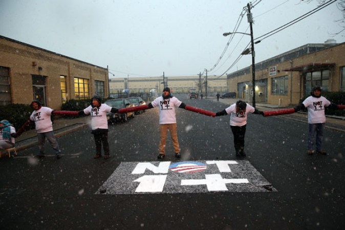 Sin importarles la nieve y el frío, manifestantes se reunieron en frente del centro de detención de inmigración en Elizabeth, Nueva Jersey, para exigir que se frenen las deportaciones.