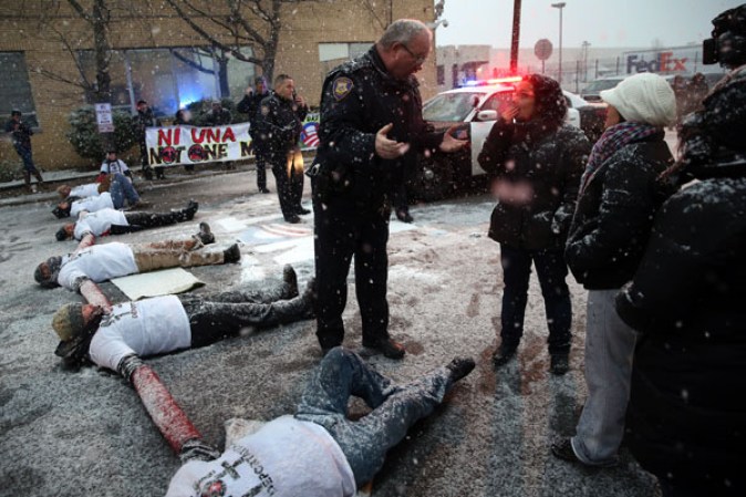 Sin importarles la nieve y el frío, manifestantes se reunieron en frente del centro de detención de inmigración en Elizabeth, Nueva Jersey, para exigir que se frenen las deportaciones.