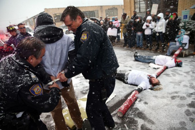 Sin importarles la nieve y el frío, manifestantes se reunieron en frente del centro de detención de inmigración en Elizabeth, Nueva Jersey, para exigir que se frenen las deportaciones.