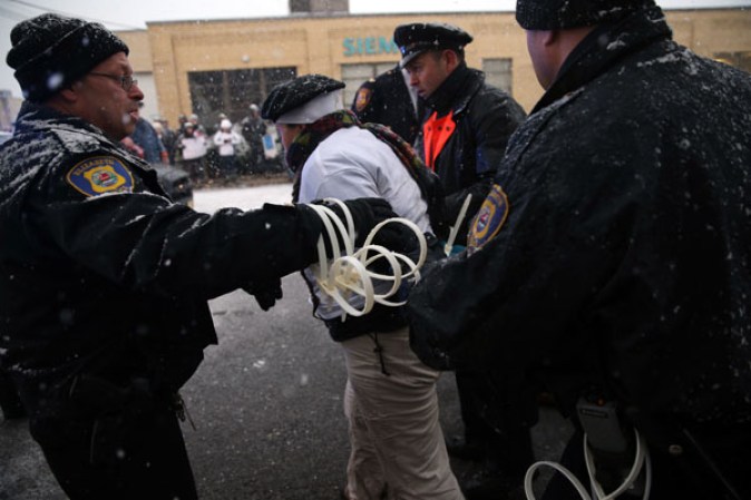Sin importarles la nieve y el frío, manifestantes se reunieron en frente del centro de detención de inmigración en Elizabeth, Nueva Jersey, para exigir que se frenen las deportaciones.