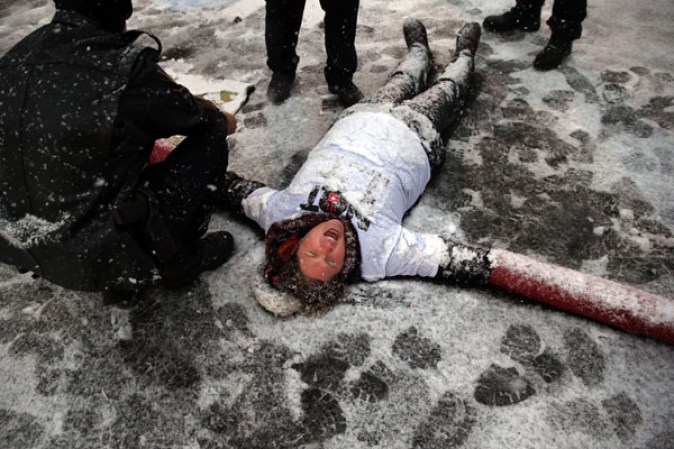 Sin importarles la nieve y el frío, manifestantes se reunieron en frente del centro de detención de inmigración en Elizabeth, Nueva Jersey, para exigir que se frenen las deportaciones.