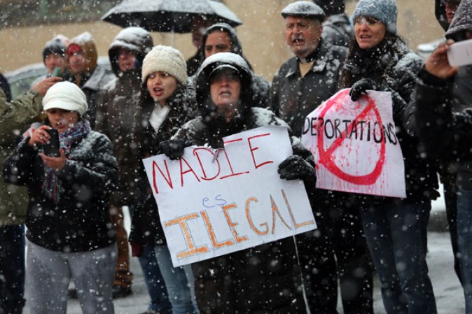 Sin importarles la nieve y el frío, manifestantes se reunieron en frente del centro de detención de inmigración en Elizabeth, Nueva Jersey, para exigir que se frenen las deportaciones.