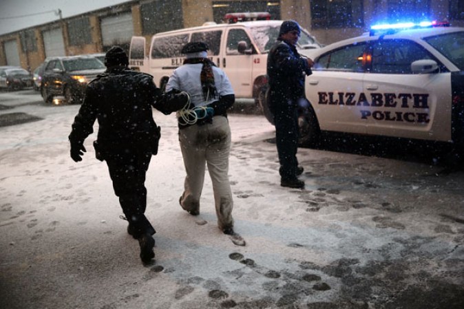 Sin importarles la nieve y el frío, manifestantes se reunieron en frente del centro de detención de inmigración en Elizabeth, Nueva Jersey, para exigir que se frenen las deportaciones.
