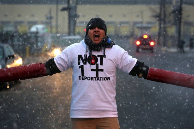 Sin importarles la nieve y el frío, manifestantes se reunieron en frente del centro de detención de inmigración en Elizabeth, Nueva Jersey, para exigir que se frenen las deportaciones.