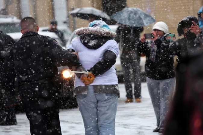 Sin importarles la nieve y el frío, manifestantes se reunieron en frente del centro de detención de inmigración en Elizabeth, Nueva Jersey, para exigir que se frenen las deportaciones.