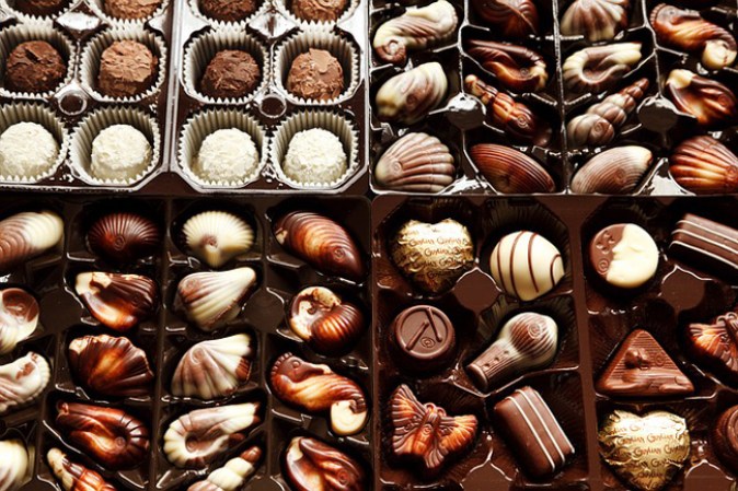 El chocolate oscuro contiene un compuesto llamado feniletilamina (FEA), que libera las mismas endorfinas que el sexo desencadena en los centros de placer del cerebro.