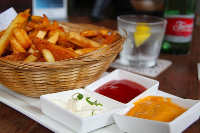 Las papas a la francesa son un placer que puedes disfrutar sin tanta culpa si las coces primero y luego las horneas con un poco de aceite de oliva.