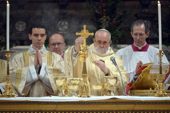 “Cuando la Iglesia no camina, se desmorona como un castillo de arena”, dijo también el Papa durante su primera misa.