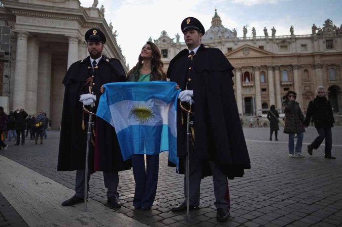 El pontífice argentino arribó a la Capilla Sixtina bajo la mirada de vecinos sorprendidos por la visita y otros desconcertados al ver un singular movimiento sin saber a qué se debía. Numerosos fotógrafos y camarógrafos lo esperaban en el ingreso para registrar el momento.