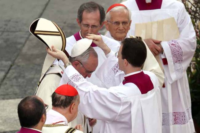 VATICAN CITY, VATICAN - MARCH 31: Pope Francis arrives at St. Peter's square prior to delivering his first 'Urbi et Orbi' blessing from the balcony of St. Peter's Basilica during Easter Mass on March 31, 2013 in Vatican City, Vatican. Pope Francis delivered his message to the gathered faithful from the central balcony of St. Peter's Basilica in St. Peter's Square after his first Holy week as Pontiff. (Photo by Franco Origlia/Getty Images)