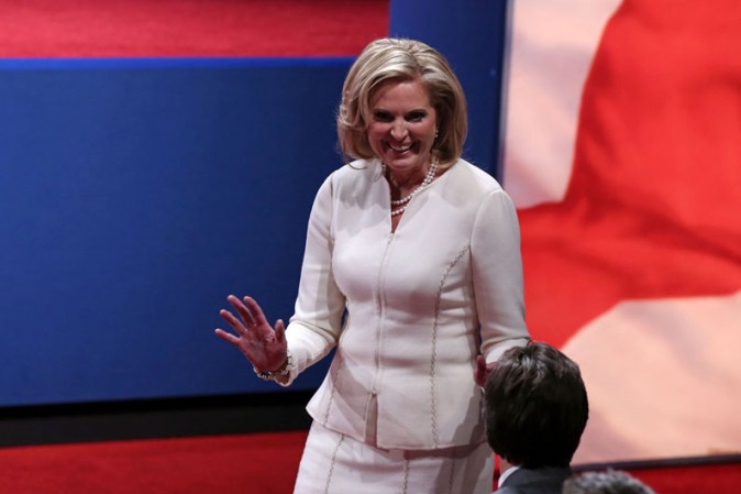 Ann Romney, esposa del candidato republicano Mitt Romney, saluda a su llegada al área del debate.