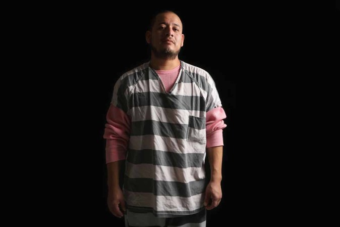 Es mexicano, indocumentado y tiene 36 años. Está en Tent City, en el Condado de Maricopa a cargo del alguacil, Joe Arpaio. Está casado y dijo haber vivido en Phoenix por 18 años.