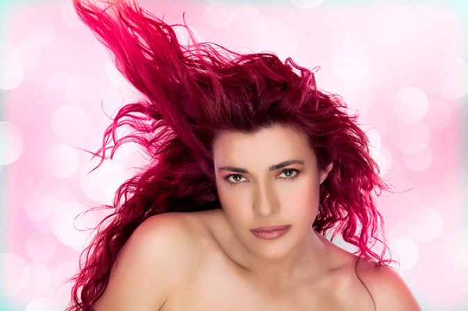 Cabello tecnicolor: Los rayos de color teñidos con Kool-Aid son tendencia. Los hay en spray, pasteles tiza y también tinte. Tiene una duración de unos días y luego se desvanecen.