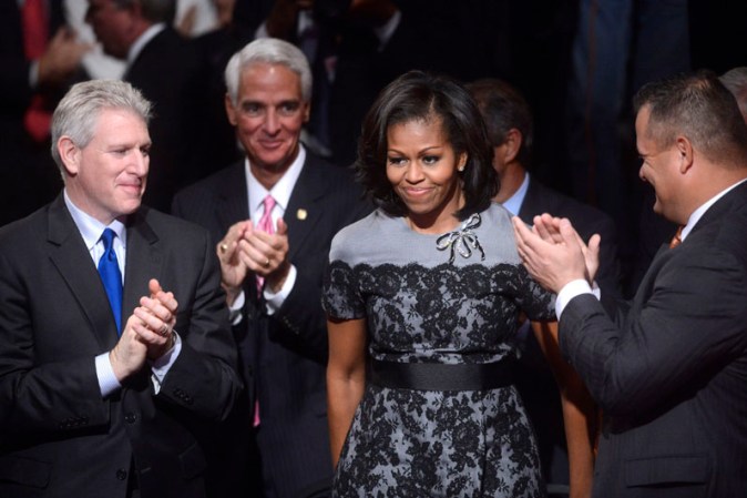 La primera dama Michelle Obama hace su llegada al lugar del debate.