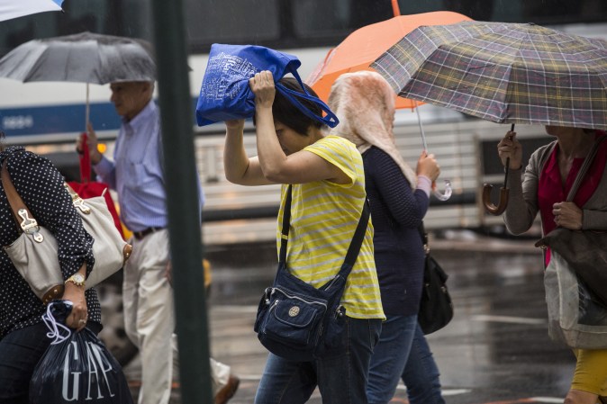 Las fuertes lluvias causan inundaciones y crean caos en las principales vías de transito del área tri-estatal de Nueva York.