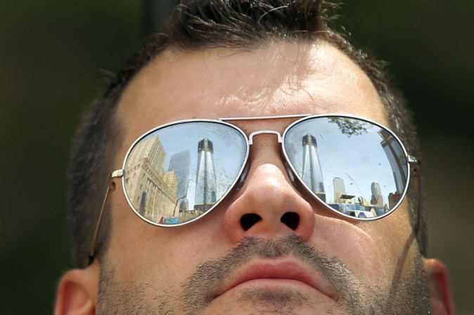 La imagen de la impresionante torre se ve reflejada en las gafas de un espectador.