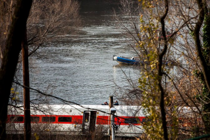 Al menos cuatro vagones se veían volcados al lado del río Hudson, cerca de la estación de Spuyten Duyvil.