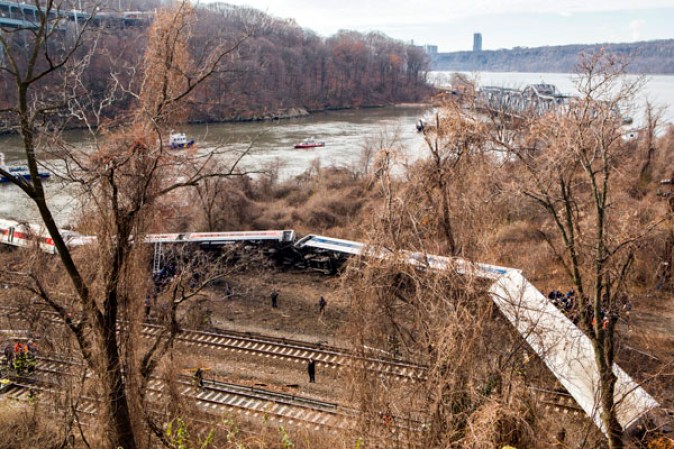El tren se dirigía desde Poughkeepsie, en el norte del estado, hacia la Grand Central Station de Nueva York y, según las autoridades, viajaban unas setenta personas.