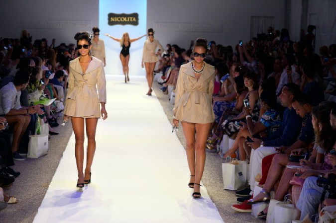 Una modelo presenta una creación de traje de baño de la diseñadora de moda Nicolita durante la Semana de la Moda Mercedes-Benz Swim 2014 en el hotel Raleigh, Miami Beach.