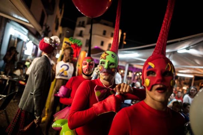 Recorre el ambiente de playa, rumba y diversión en la pequeña isla española de Ibiza…