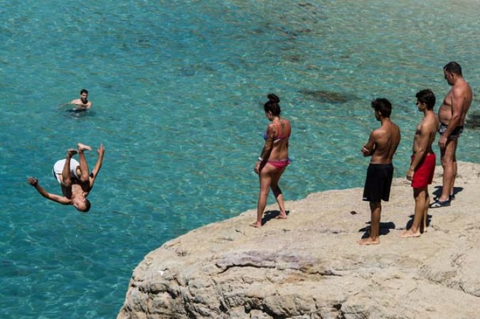 Recorre el ambiente de playa, rumba y diversión en la pequeña isla española de Ibiza…
