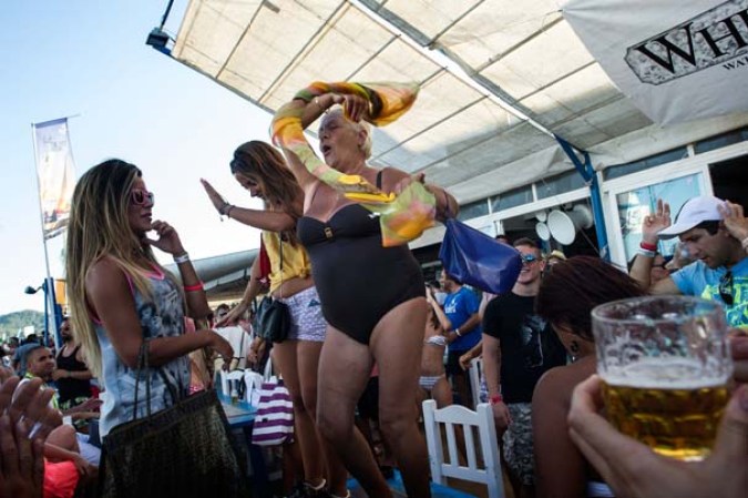 Recorre el ambiente de playa, rumba y diversión en la pequeña isla española de Ibiza…