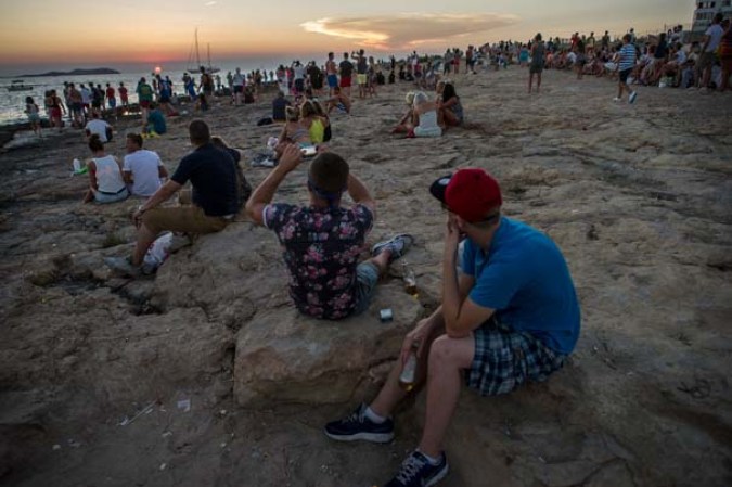 Recorre el ambiente de playa, rumba y diversión en la pequeña isla española de Ibiza…