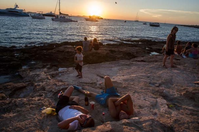 Recorre el ambiente de playa, rumba y diversión en la pequeña isla española de Ibiza…