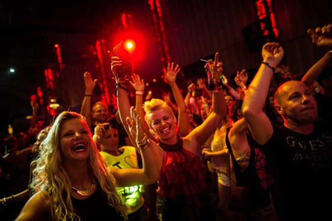 Ibiza es reconocida mundialmente por sus súper discotecas y bares, a las que acuden los más prestigiosos DJ's internacionales.